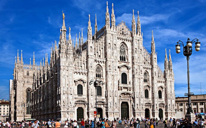 Milan Duomo facade with tourists, part of the full day guided tour including Leonardo's Vineyard.