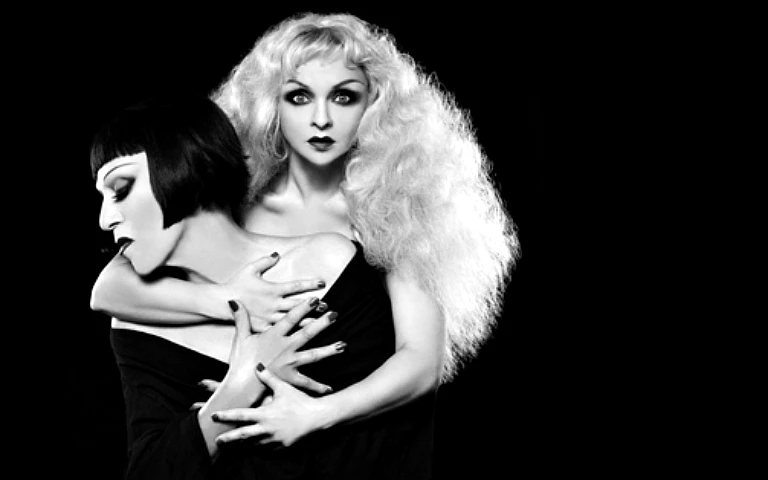 Due ballerini in pose scenografiche tratte dallo spettacolo “Sisters’ Follies: Between Two Worlds” di Basil Twist.