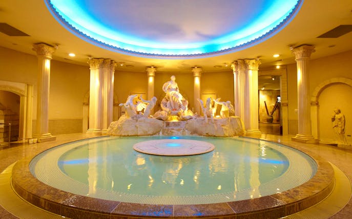 Spa World Osaka Roman-themed bath with statues and columns.