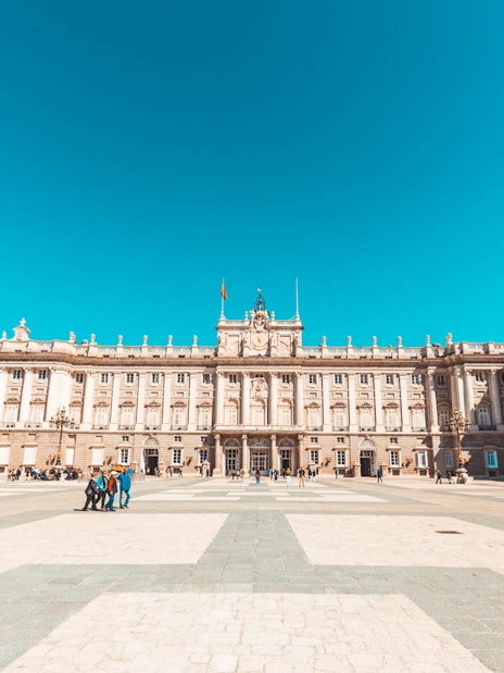 Royal Palace of Madrid courtyard with visitors, highlighting fast track ticket access.