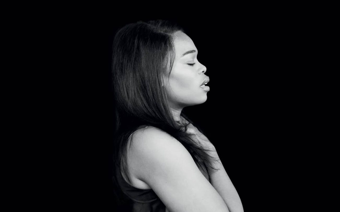 Profile of a person with closed eyes, associated with Manon.