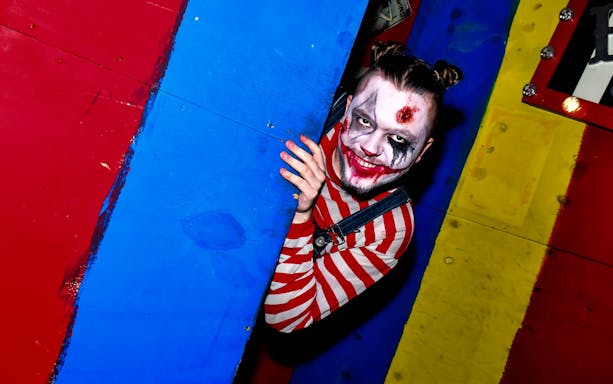 Performer in clown makeup at The London Bridge Experience.