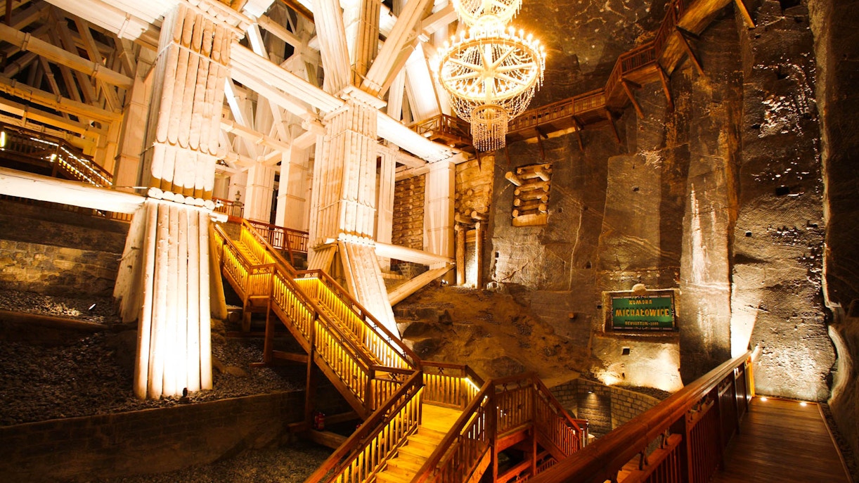 Hell beleuchtete Holztreppe im Salzbergwerk Wieliczka