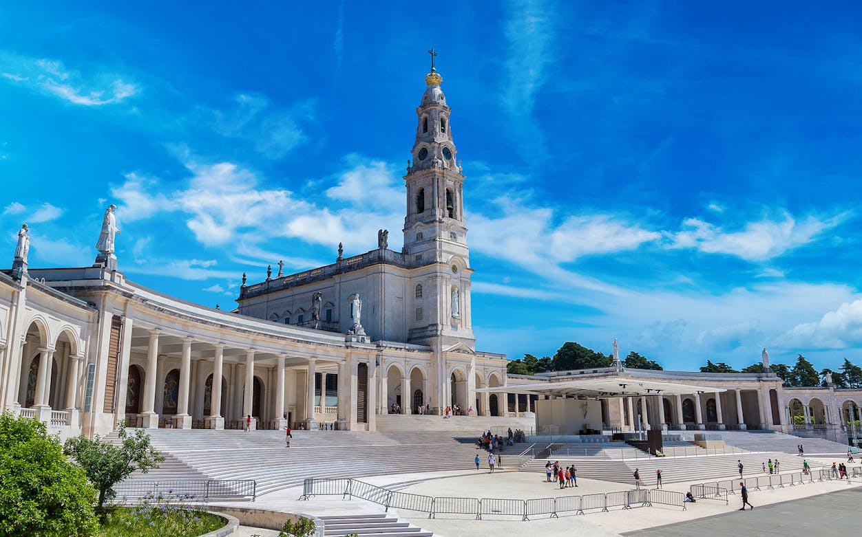 Sanctuary of Fátima with visitors on a guided tour from Lisbon.