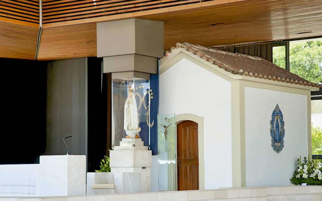 Statue of Our Lady of Fátima at the Chapel of Apparitions in Fátima, Portugal.