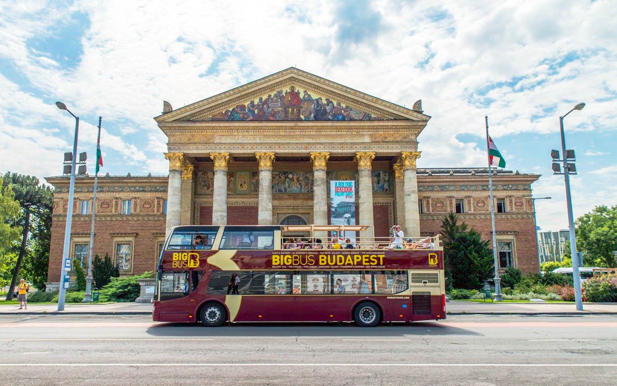 Kunsthalle Budapest with sightseeing bus in front.