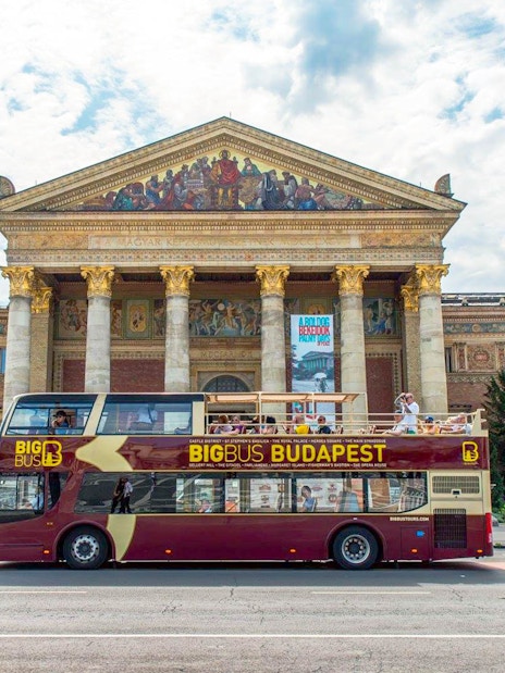 Kunsthalle Budapest with sightseeing bus in front.