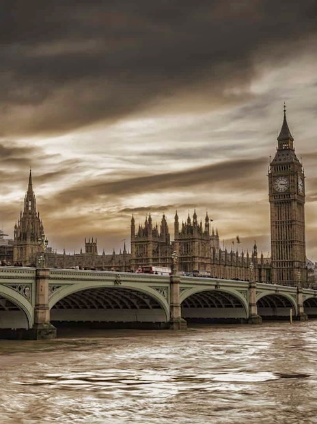 Westminster Bridge and Big Ben at dusk, London, for Jack The Ripper & Haunted London Tour.
