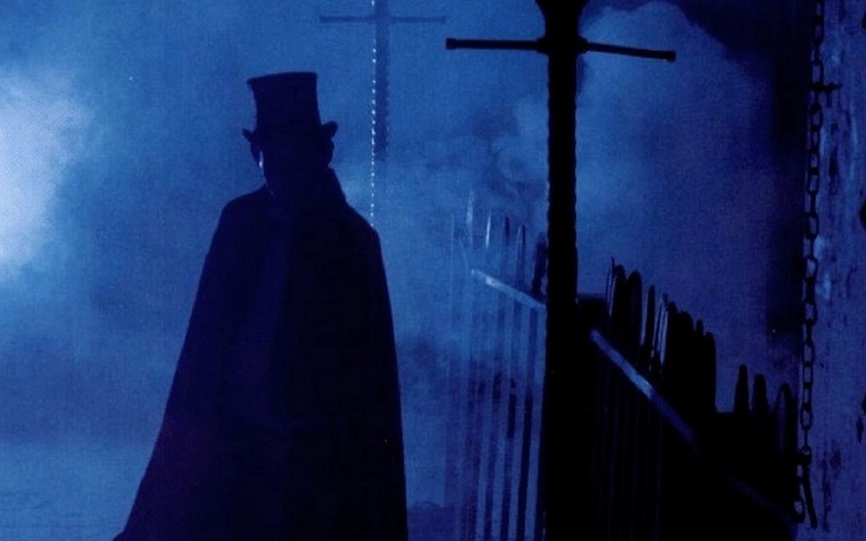 Silhouette of a figure in a top hat on a foggy London street, Jack The Ripper & Haunted London Tour.