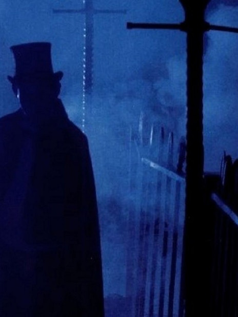 Silhouette of a figure in a top hat on a foggy London street, Jack The Ripper & Haunted London Tour.