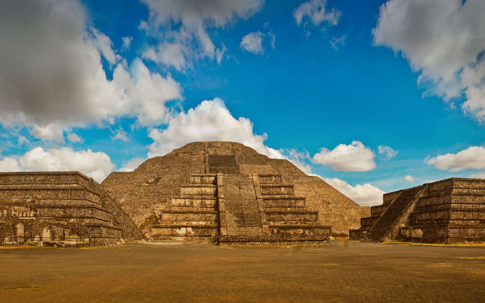 Teotihuacán Pyramid under a blue sky, part of the Early Access Tour.