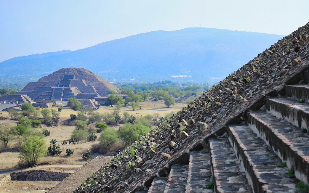 Teotihuacán Pyramid view with surrounding landscape, early access tour.