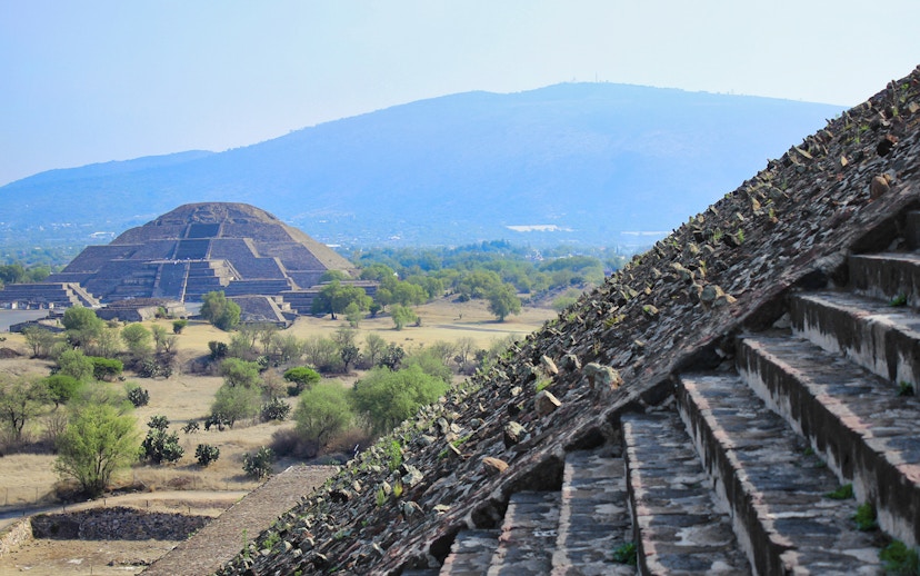 Teotihuacán Pyramid view with surrounding landscape, early access tour.