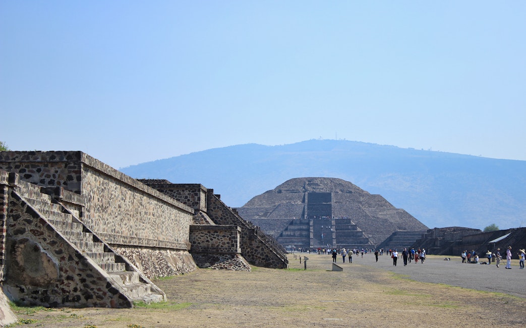 Teotihuacán Pyramid with visitors on early access tour, Mexico.