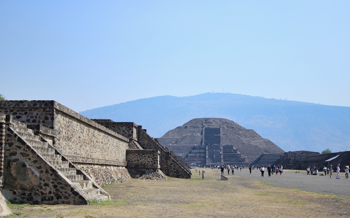 Teotihuacán Pyramid with visitors on early access tour, Mexico.