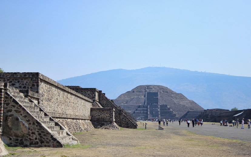 Teotihuacán Pyramid with visitors on early access tour, Mexico.