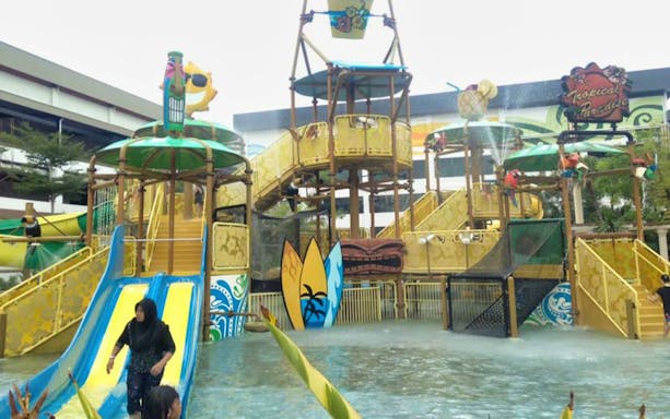Water play area with slides at Austin Heights Water and Adventure Park.