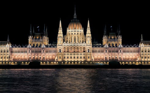 Budapest: Parliament Tour + Dinner Cruise & Live Music with Optional Hotel Pick-Up