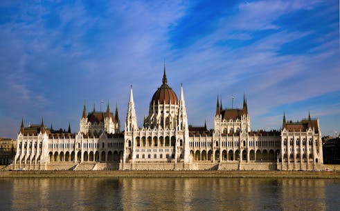 Budapest: Parliament Tour with Danube Lunch Cruise