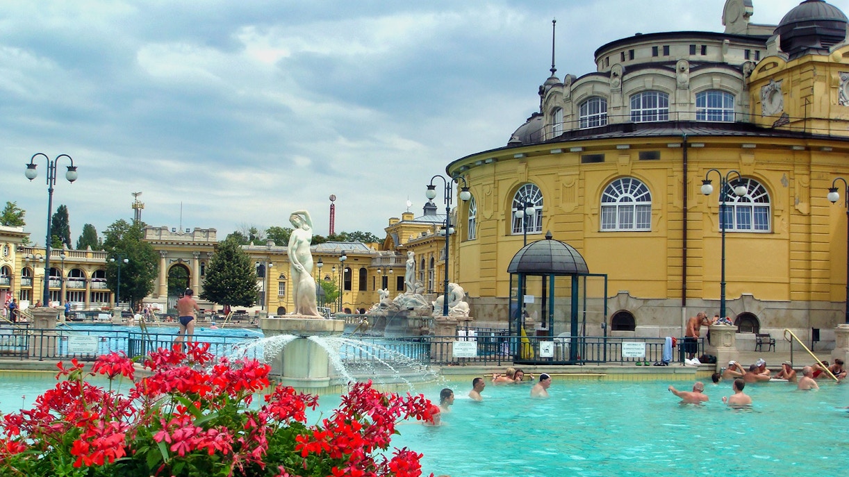 Széchenyi Spa thermal pools in Budapest with private cabin and massage experience.