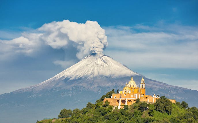 Cholula's church with Popocatépetl volcano in the background, Puebla day tour.