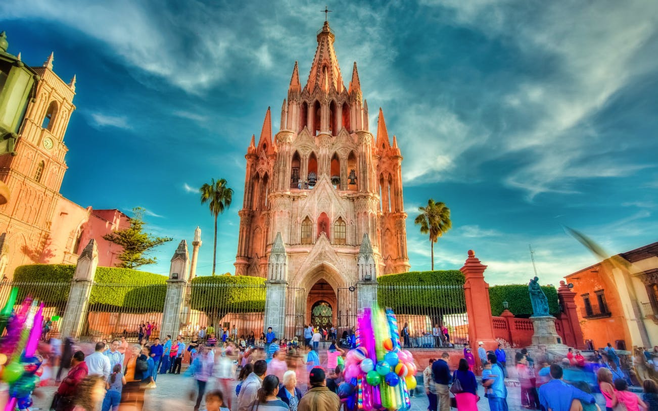 San Miguel de Allende's Parroquia de San Miguel Arcángel with bustling plaza.