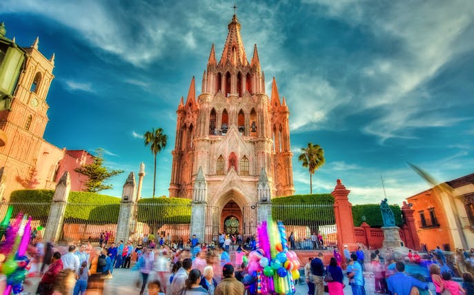 San Miguel de Allende's Parroquia de San Miguel Arcángel with bustling plaza.