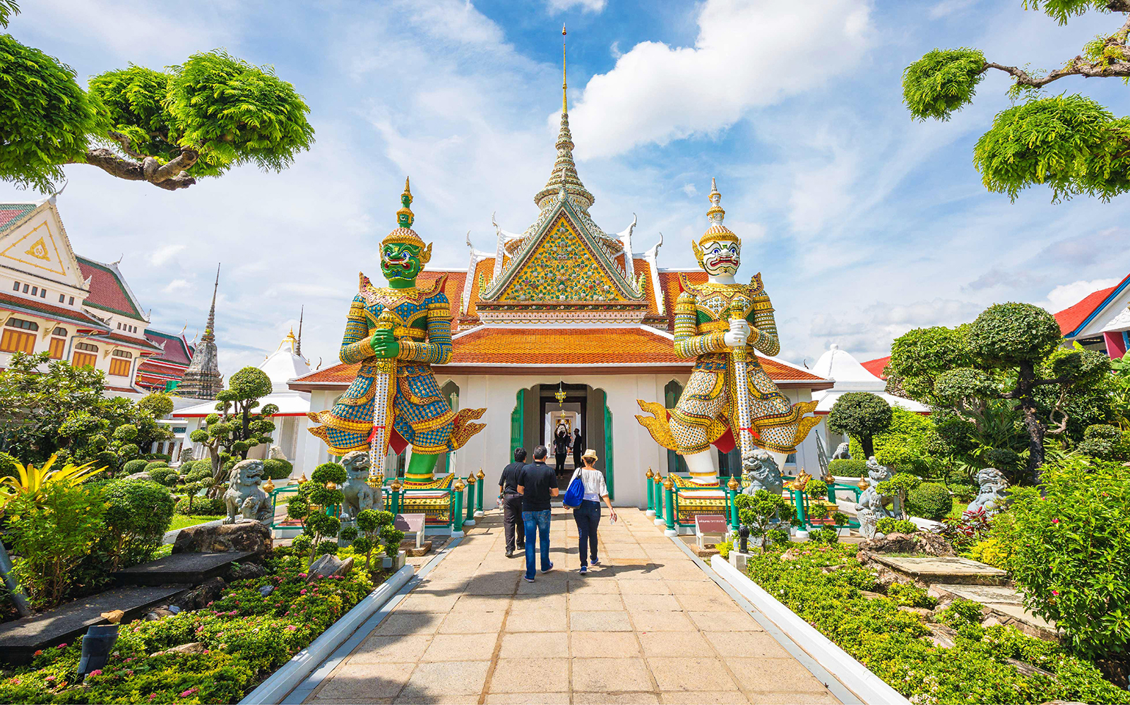 Visitors walking towards Wat Arun entrance with guardian statues, Bangkok Temples Instagram Private Tour.