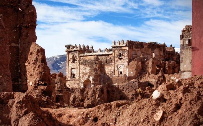 Kasbah Aït Benhaddou ruins with Atlas Mountains backdrop, Ouarzazate tour.