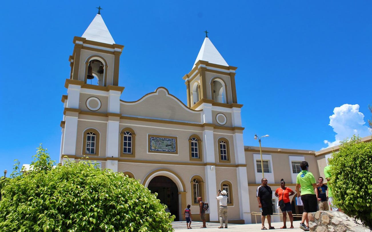 San José del Cabo church with tourists on Los Cabos city tour.