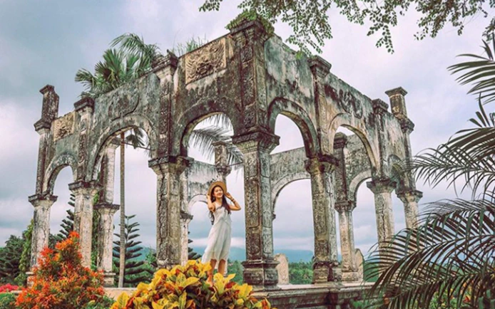 Bali Gate of Heaven with visitor during sunrise tour.