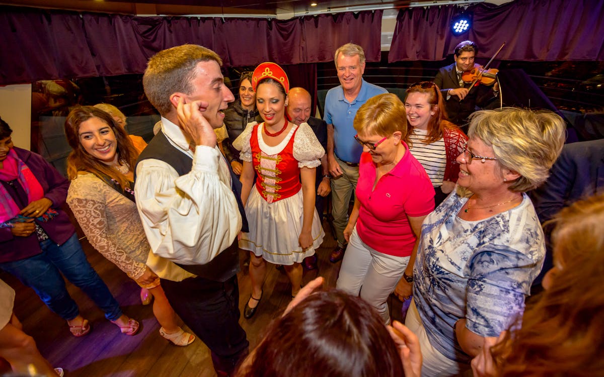 dîner-croisière de 3 heures avec spectacle de folklore et d'opérette - menu à 3 plats-5 dîner-croisière de 3 heures avec spectacle de folklore et d'opérette - menu à 3 plats-5