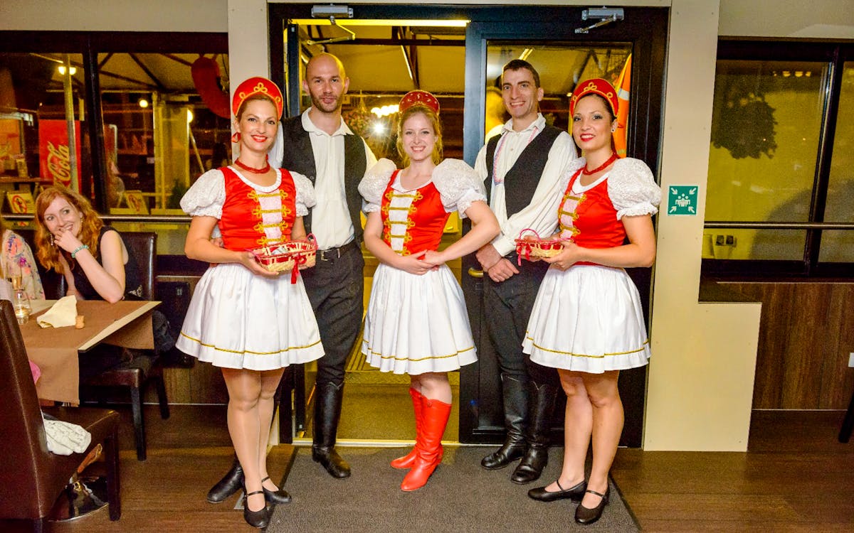 dîner-croisière de 3 heures avec spectacle de folklore et d'opérette - menu à 3 plats-9 dîner-croisière de 3 heures avec spectacle de folklore et d'opérette - menu à 3 plats-9