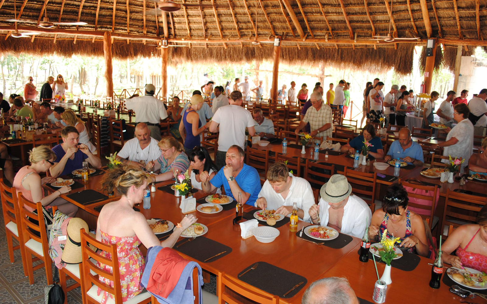 Dining area with tourists enjoying a meal on the Chichén Itzá, Hubiku Cenote & Valladolid tour.