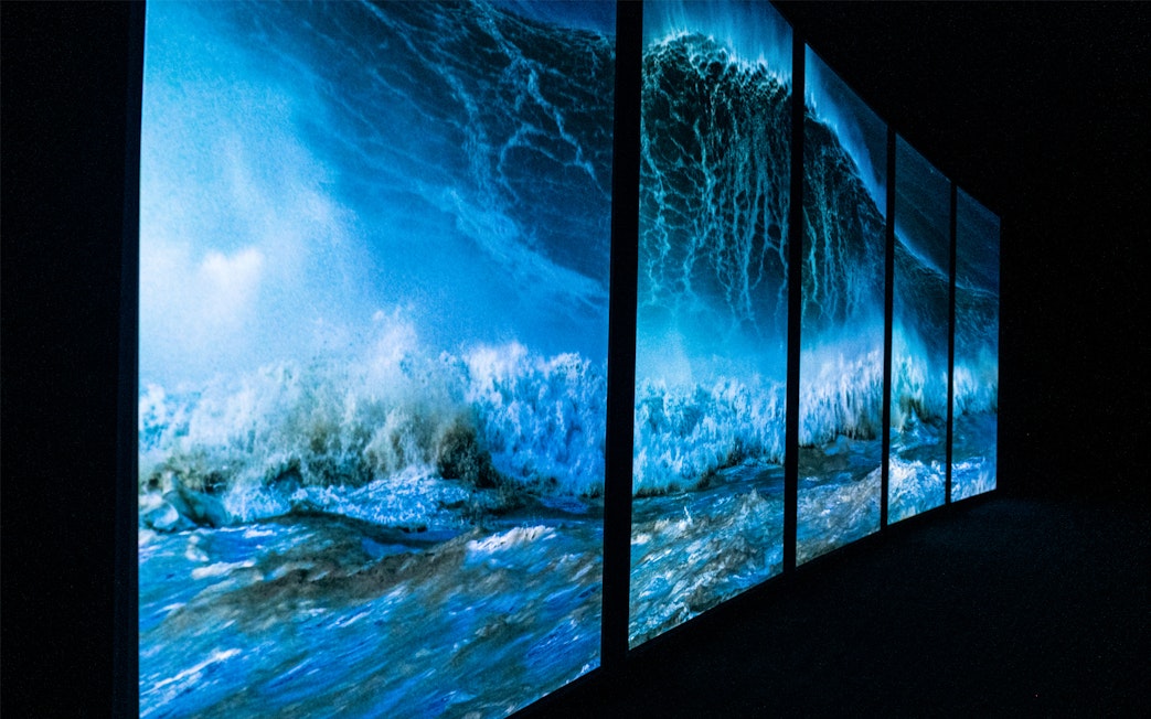 Digital display of ocean waves at Lisboa's Oceanário exhibit.