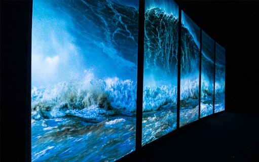 Digital display of ocean waves at Lisboa's Oceanário exhibit.
