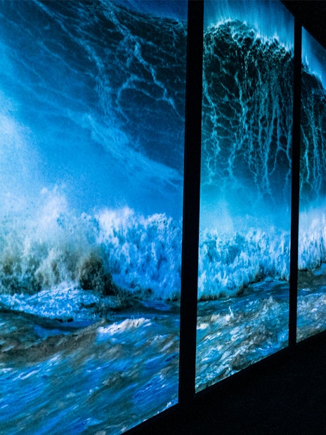 Digital display of ocean waves at Lisboa's Oceanário exhibit.