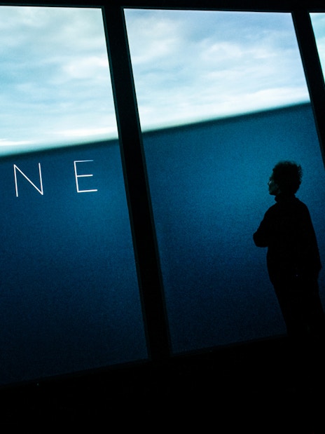 Lisboa Oceanário visitors viewing large aquarium display.