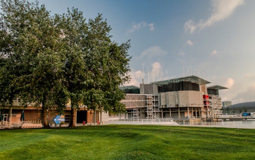 Lisboa Oceanário exterior with surrounding greenery and modern architecture.