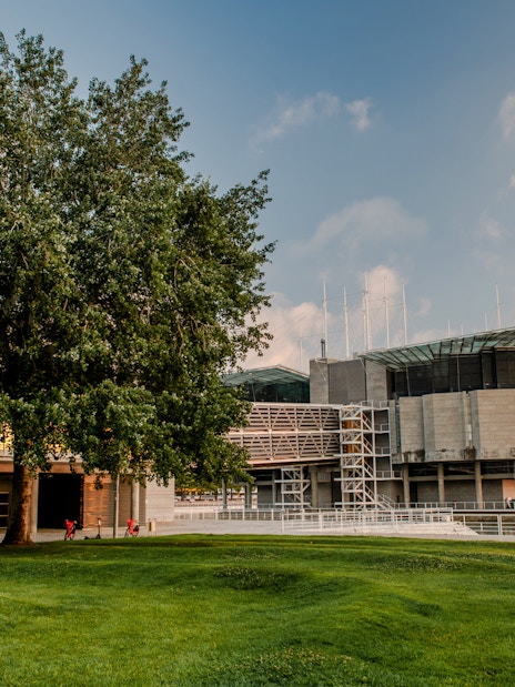 Lisboa Oceanário exterior with surrounding greenery and modern architecture.