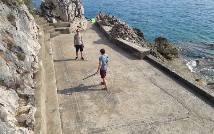 Tourists reenact sword fight on Dubrovnik's Game of Thrones driving tour.