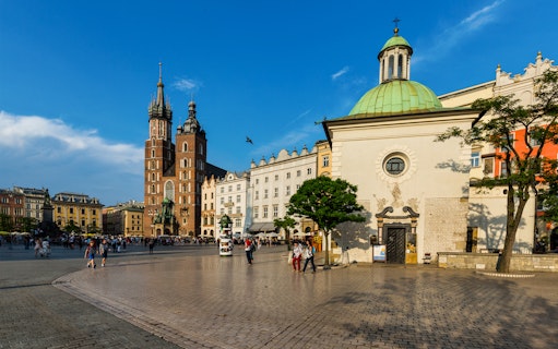Krakow Old Town square with St. Mary's Basilica and historic buildings.