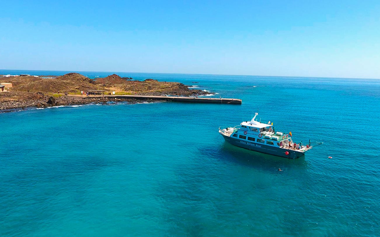 Boat approaching Lobos Island for snorkel activity from Corralejo.