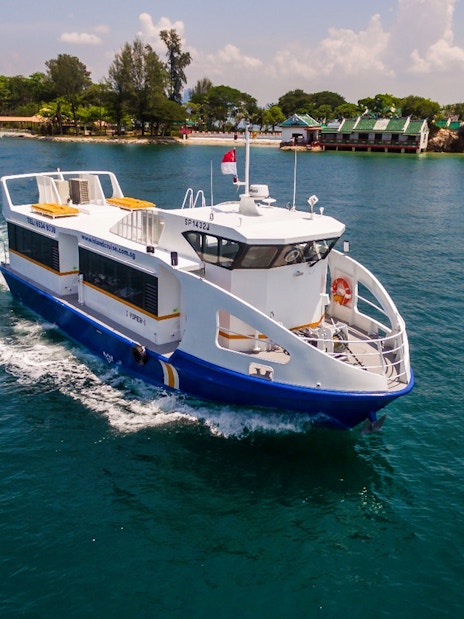 Ferry traveling from Singapore to Kusu Island and St John's Island.