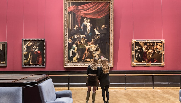 Kunsthistorisches Museum Vienna exterior with visitors entering through grand entrance.