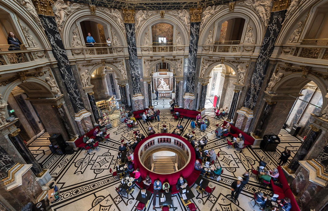 Kunsthistorisches Museum Vienna exterior with visitors entering the main entrance.