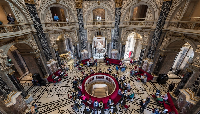 Kunsthistorisches Museum Vienna exterior with visitors entering the main entrance.