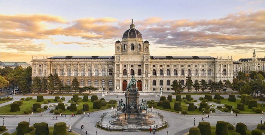 Kunsthistorisches Museum Vienna exterior with ornate architecture and grand entrance.