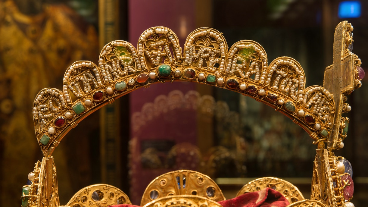 Imperial Treasury Vienna Exhibits - Display Case XIII: Exhibiting History