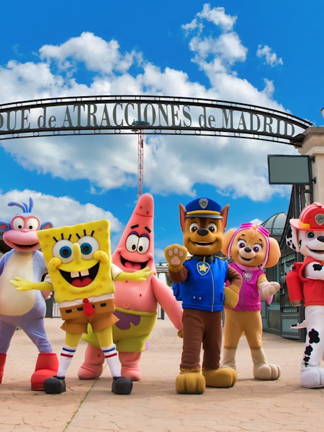 Characters in front of Parque de Atracciones de Madrid entrance.